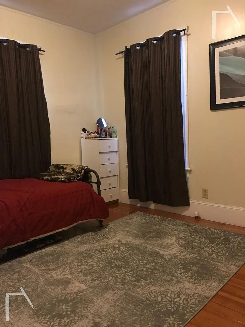 9/1 No Fee! Spacious 3BR/1.5BA apartment near Washington Sq — Photo 4