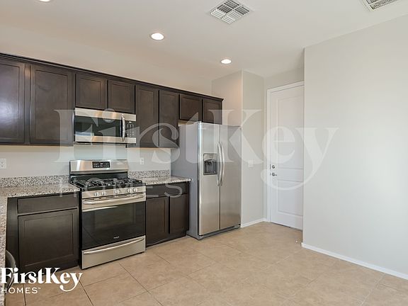 4th image of 2851 N Fair Oaks Ave