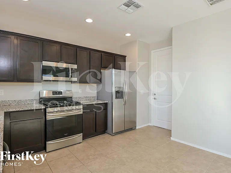 2851 N Fair Oaks Ave — Photo 4