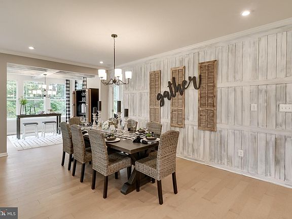 3rd image of 15 Golden Raintree Ct