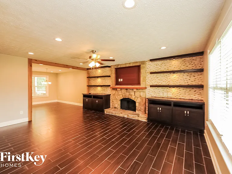 4445 Waterman Dr — Photo 3