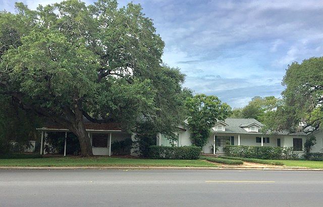1st image of 600 E Dallas Ave