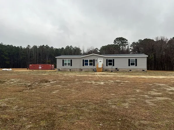 100 Gryffindor Dr, Fairmont, NC 28340