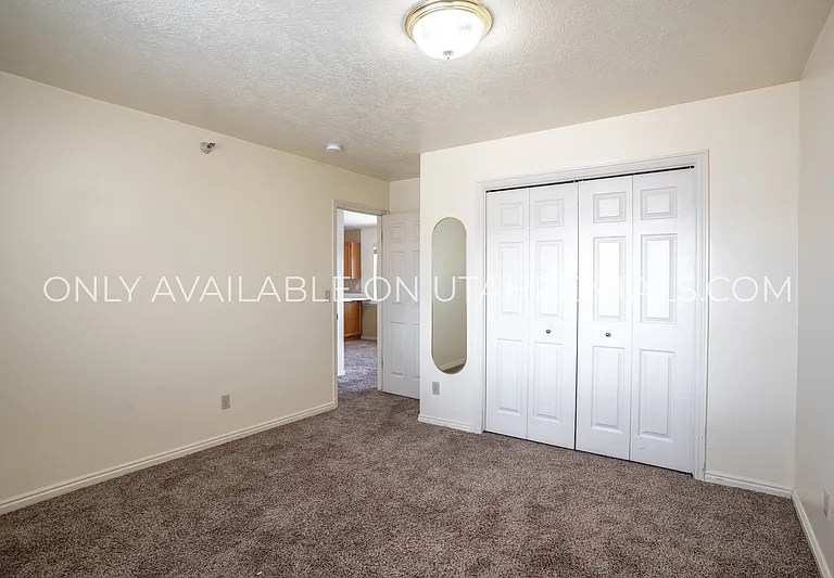166 N 400 W #21 — Photo 10