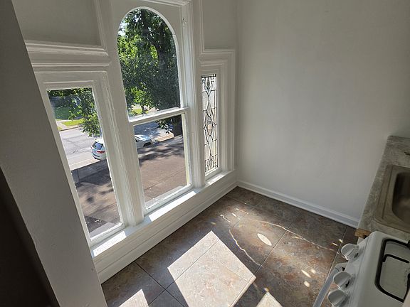 5th image of 390 Richmond Ave #2