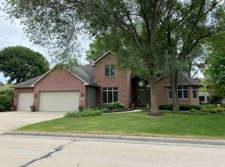 809 Yorkshire Rd, Neenah, WI 54956