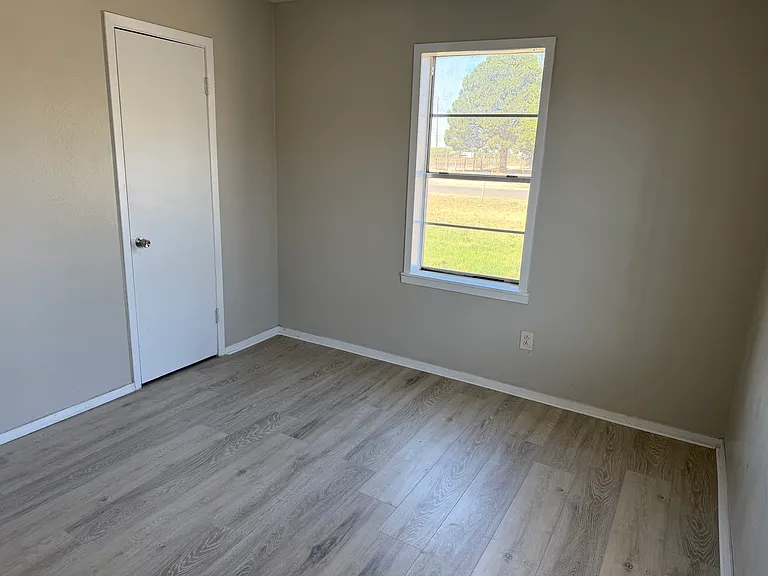1008 N Avenue J — Photo 2