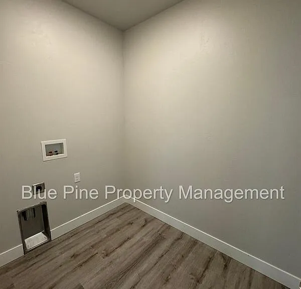 2824 E Brooklyn St — Photo 12