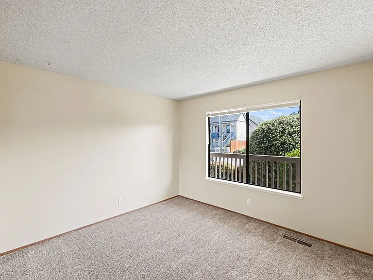 Park Plaza Apartments — Photo 41