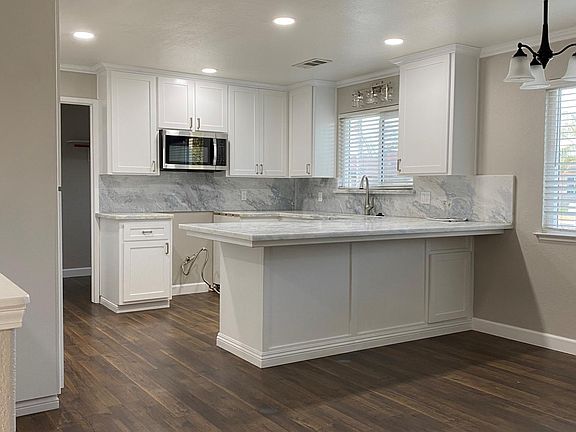 3rd image of 8 Hickory Dr