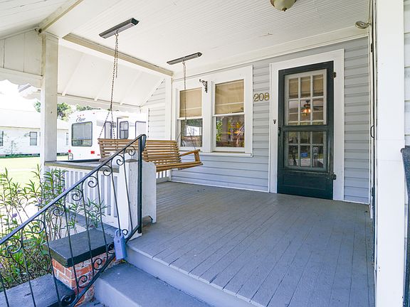 3rd image of 208 S Myrtle Ave
