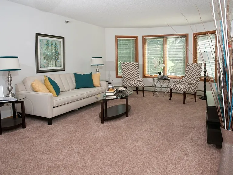 Oaks Lincoln Townhomes — Photo 8