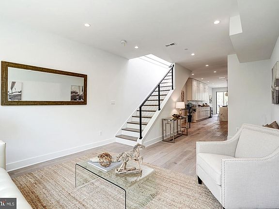 4th image of 410 K St NE #1