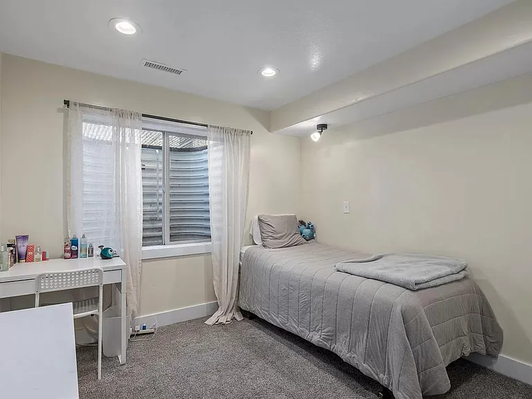 568 S 360 East Cir — Photo 10