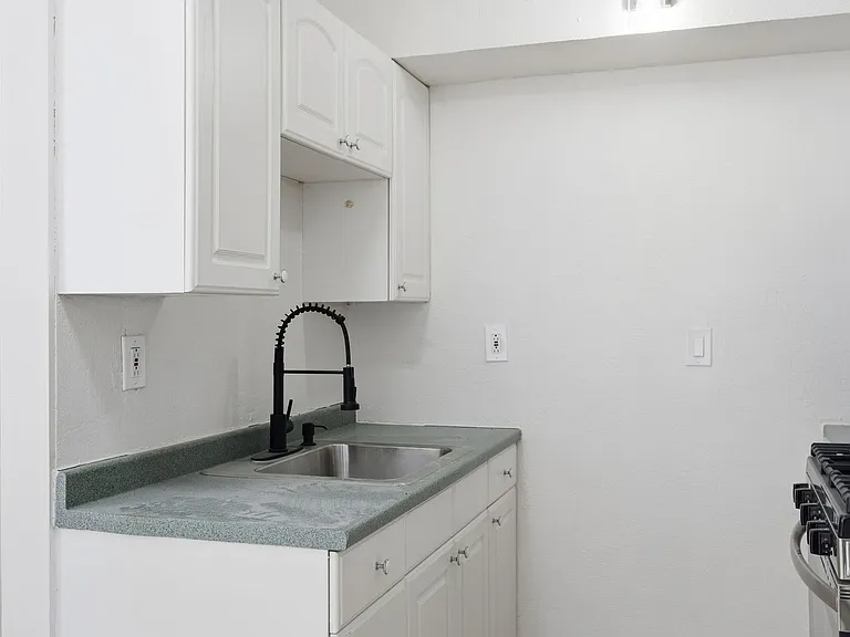 141 Oneida St — Photo 14