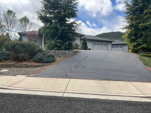 725 Meadowlark Ln, Yreka, CA 96097