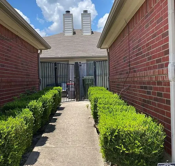 1105 Weston Dr — Photo 1