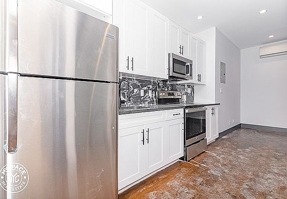 3rd image of 2115 Regent Pl #4