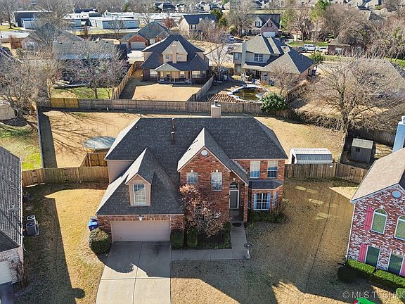 5th image of 1012 S Willow Ave