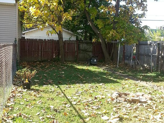 3rd image of 842 Ash St