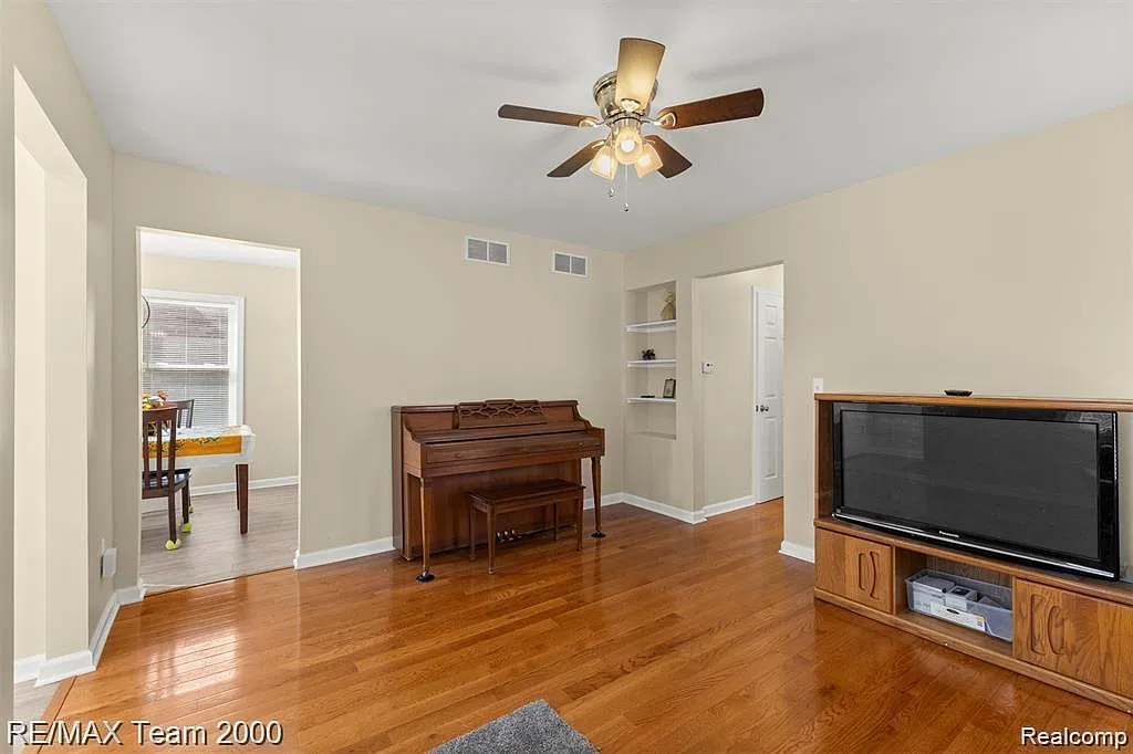 3 bed, 1.5 bath, 1166 sqft, $1,800 — Photo 2
