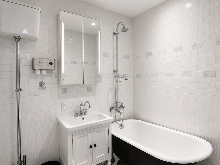 43 Meserole St #1A — Photo 4