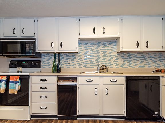 3rd image of 1602 Pine Tree Ln APT 31