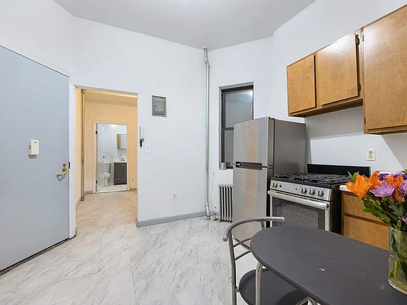 4th image of 312 W 49th St APT 1RE