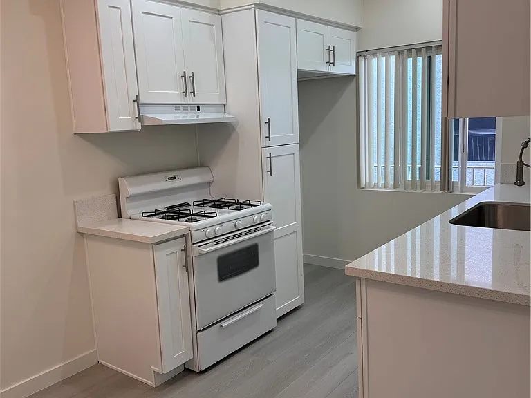 580 W Stocker St #8 — Photo 4