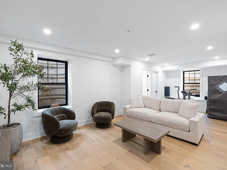 985 Henry Ave — Photo 5