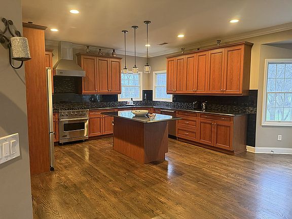 4th image of 21 Levan Ct