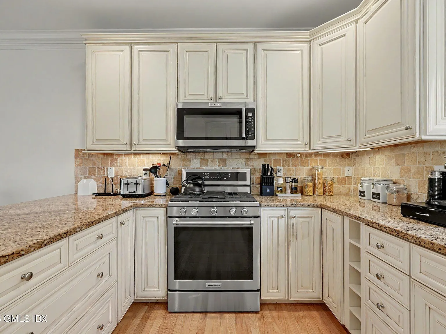 3 bed, 3.5 bath, 1958 sqft, $6,300 — Photo 3