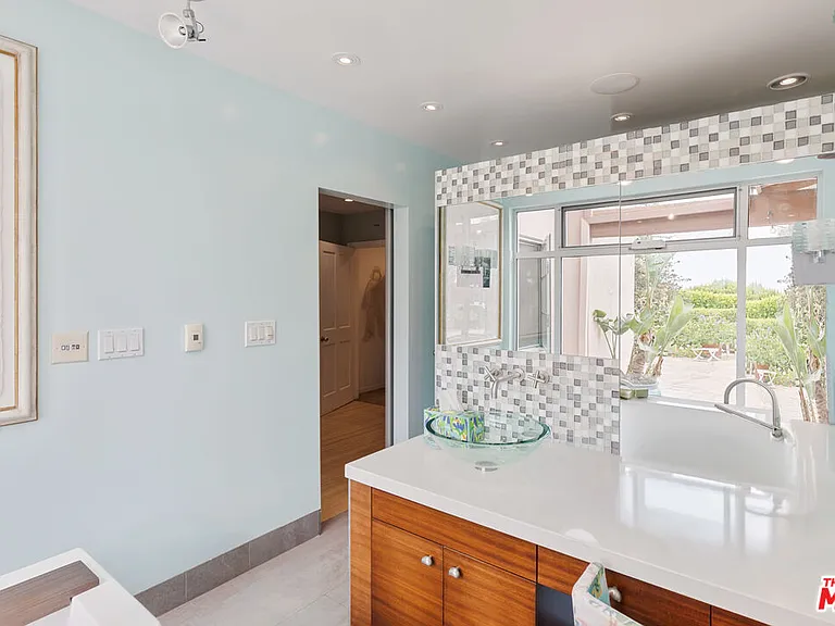 7122 Dume Dr — Photo 24