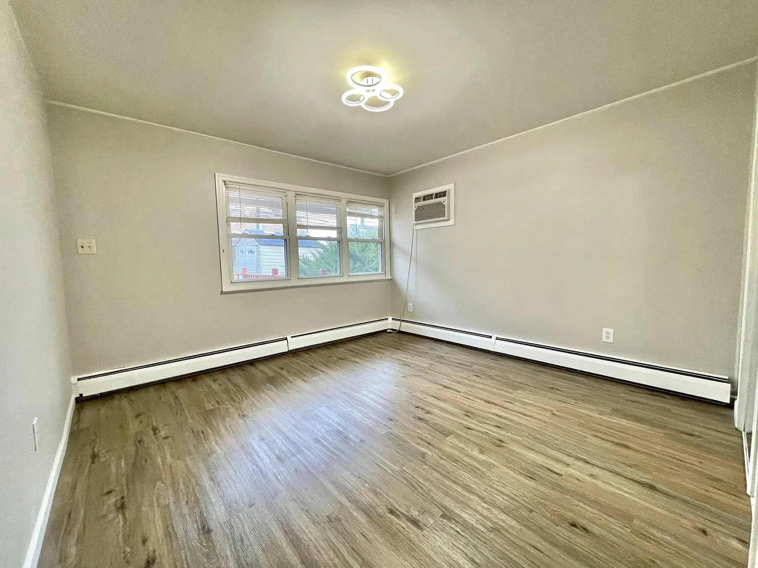 4 bed, 2.0 bath, $4,400 — Photo 3