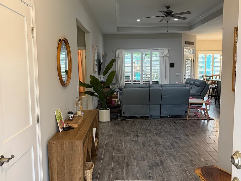 569 W Pine St — Photo 3
