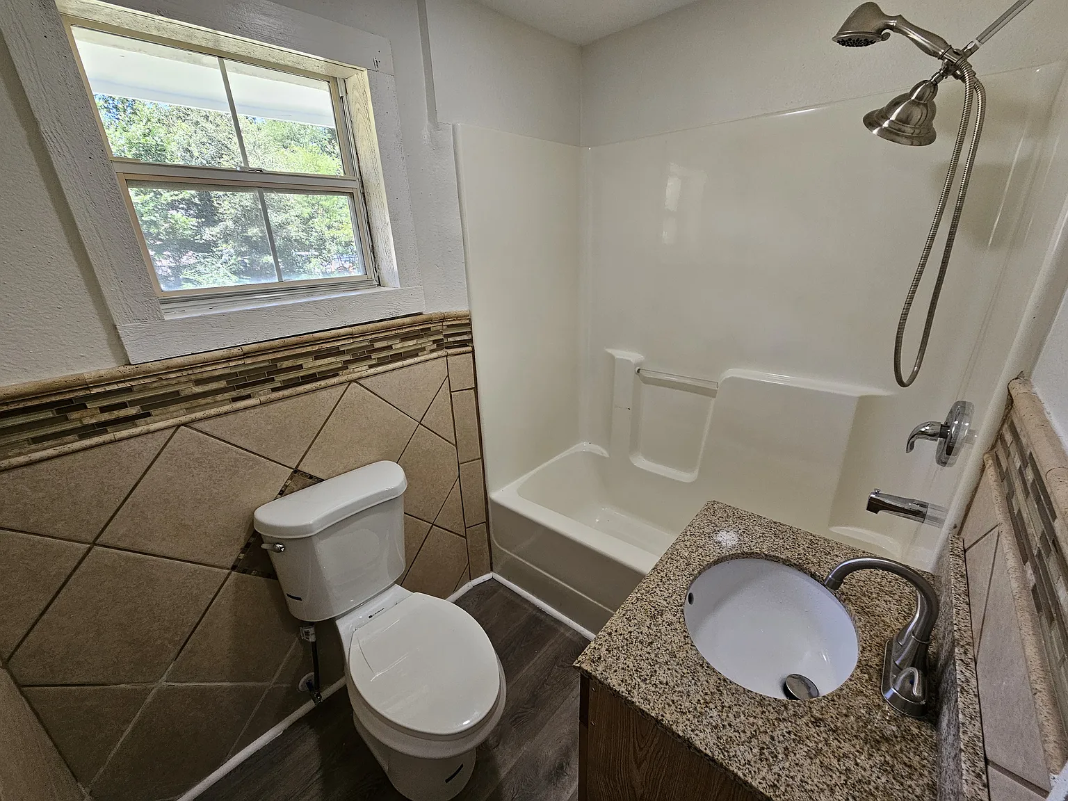 1150 Hawthorn Dr — Photo 4