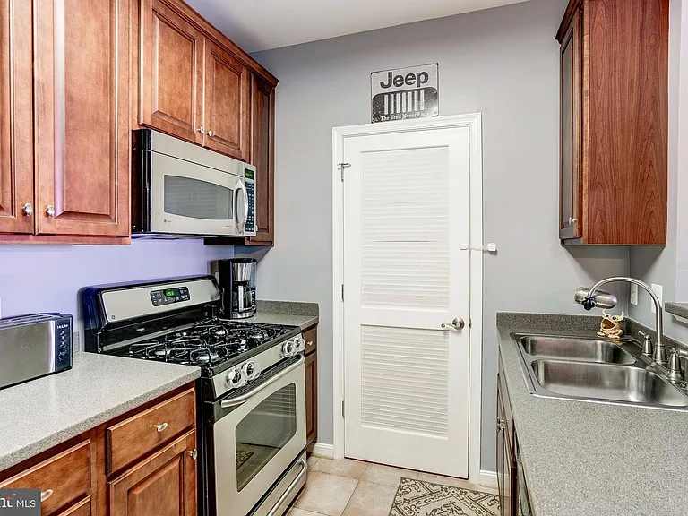 21228 McFadden Sq #211 — Photo 12