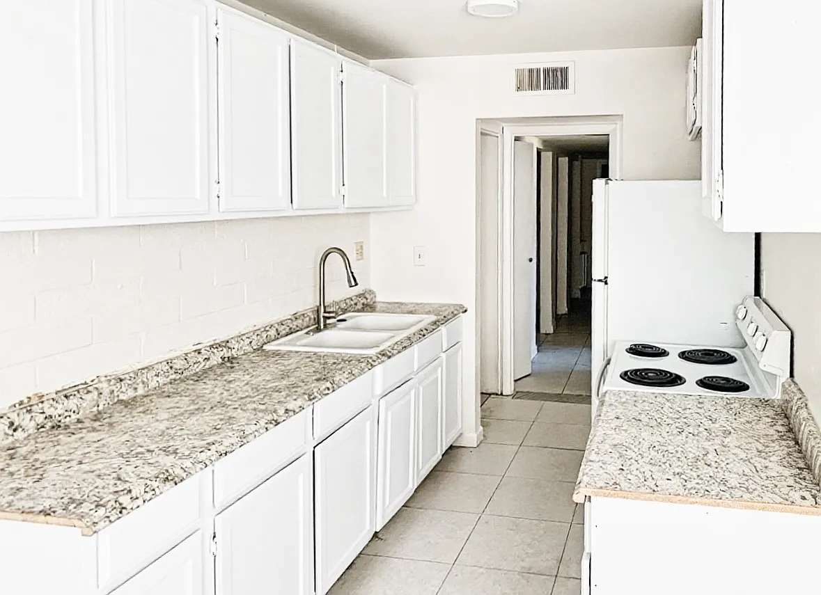 2 bed, 800 sqft, $1,275 — Photo 2