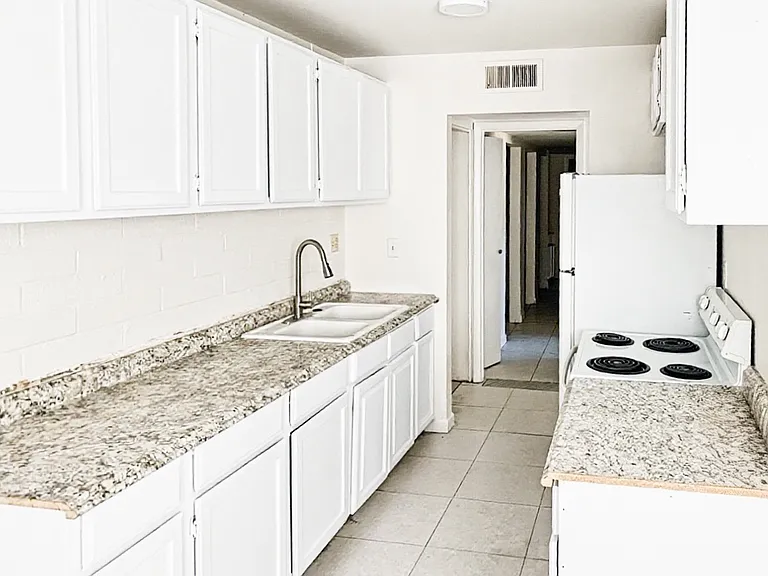 531 W 9th Pl #D — Photo 2