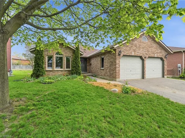 44 Blackfriar Ln, Brantford, ON N3R 7L3