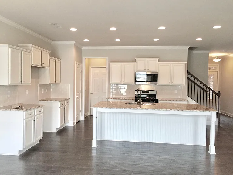 390 Holdings Dr — Photo 5