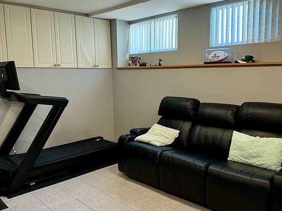 4th image of 6775 Hylan Blvd #1