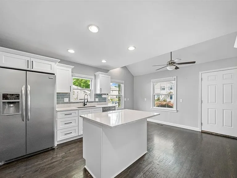 2420 Harwood Ave — Photo 3
