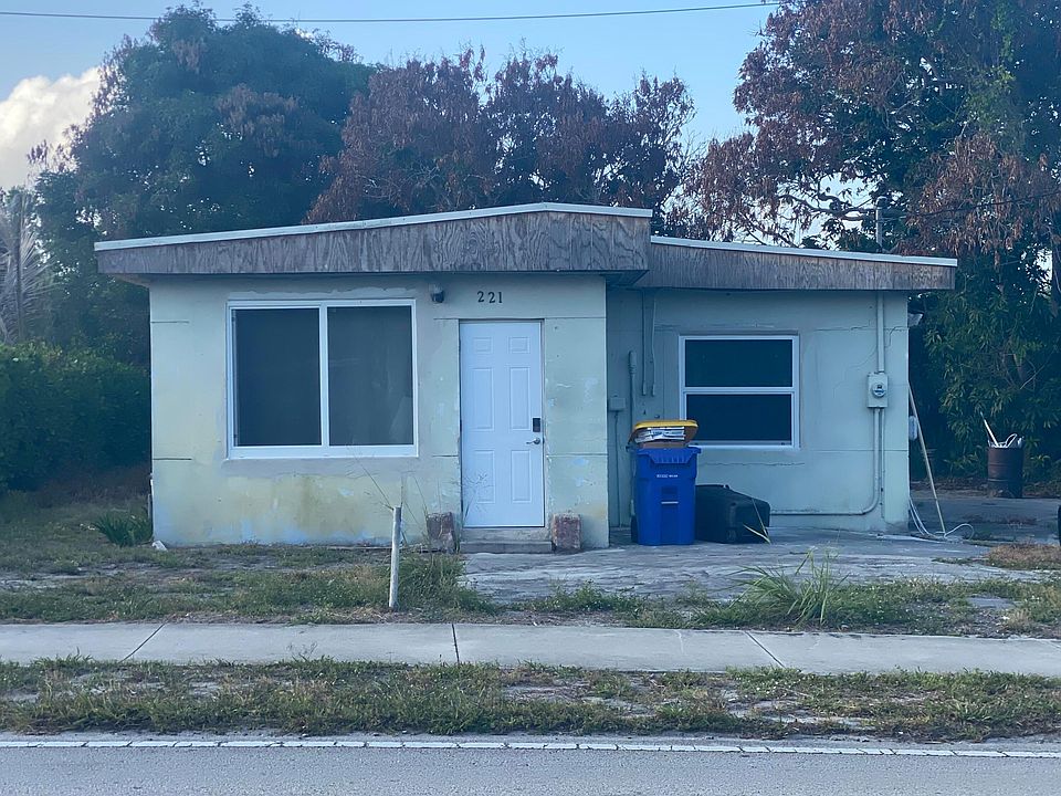 2nd image of 221 NW BAKER Road