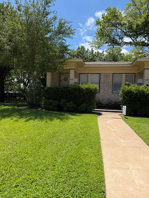 210 W North St #210