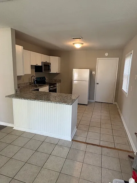 3 bed, 990 sqft, $1,600 — Photo 3