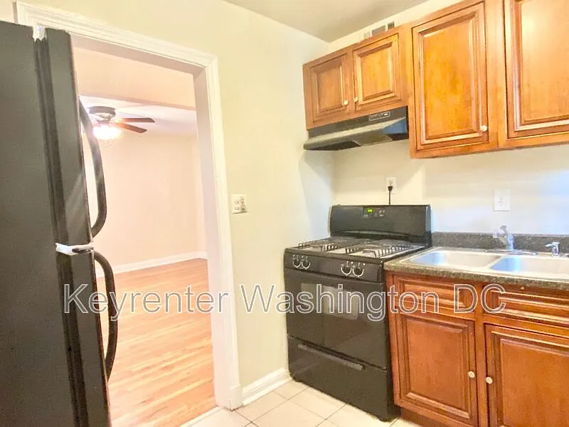 2 bed, 1.0 bath, 875 sqft, $1,450 — Photo 2