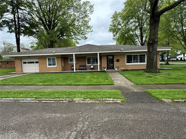 837 Oak St NW, New Philadelphia, OH 44663