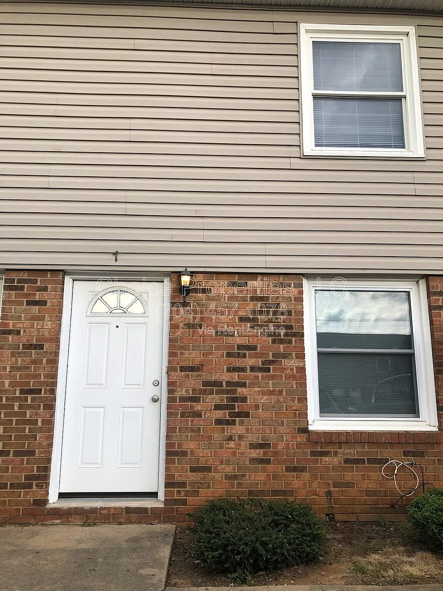 Building Photo - 5804 Cedars East Ct #1