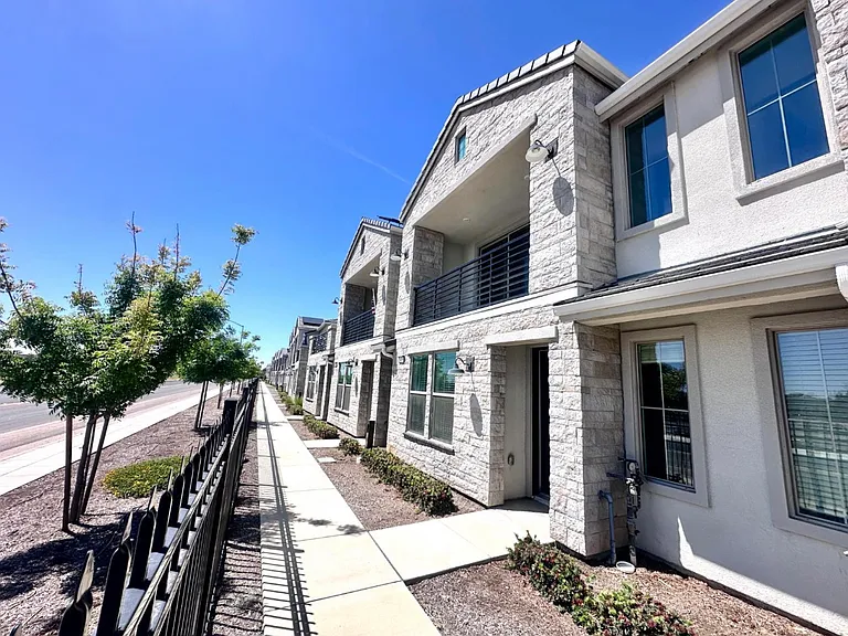 478 W Mahogany Ln — Photo 2